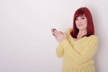 Parmağını gösteren genç kadın, boşluğu kopyala