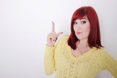 Kadın kendini gösteriyor, fotokopi alanını işaret ediyor.