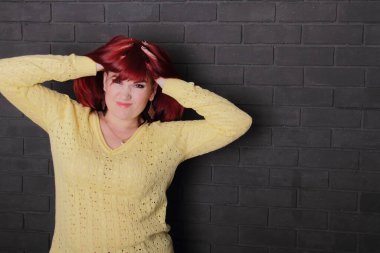 Genç kadın ciddi düşünüyor, kopyalama alanı