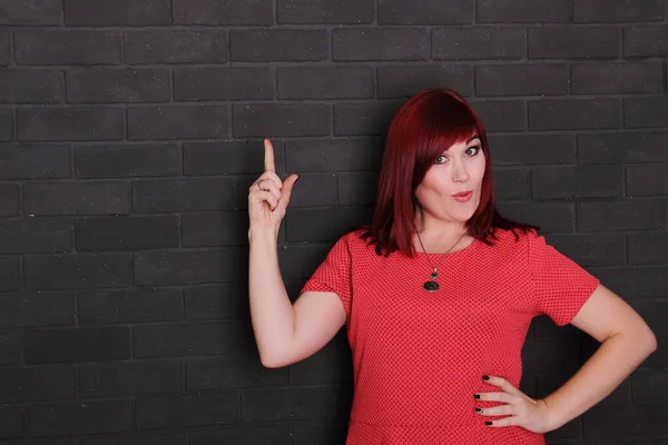 Parmağını gösteren genç kadın, boşluğu kopyala