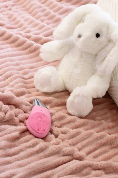 Rosa Sonic Ansiktsmassager Sängen Filt Livsstil Iscensättning — Stockfoto