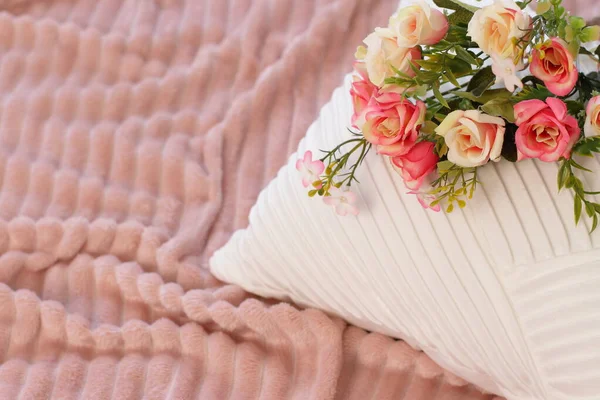 Rosa Rosor Vit Kudde Blommor Sängen Livsstil Romantisk Iscensättning — Stockfoto