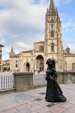 Oviedo Gotik Katedrali, merkez meydan, Asturias, İspanya, Nisan 2022