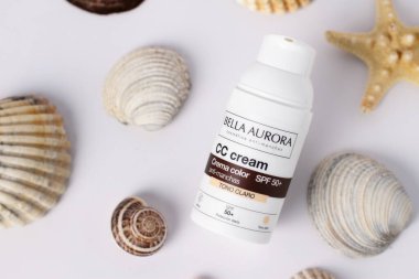 Bella Aurora kozmetik markası, cc krem 50 spf, yüz koruması, Vitoria, İspanya, 8 Mayıs 2022