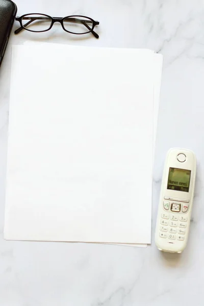 Blanco Papier Met Telefoon Bril Kantoortafel — Stockfoto