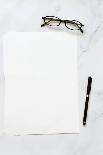 Papel Branco Formato Com Óculos Caneta Mesa Mármore — Fotografia de Stock