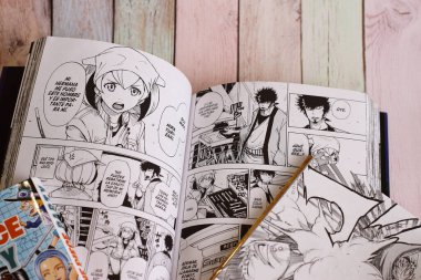 Manga kitabı W boyutu masada açıldı, Vitoria-Gasteiz, Haziran 2022