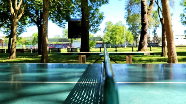 ピンポン空のテーブル オープンエアのテニスの遊び場 — ストック写真