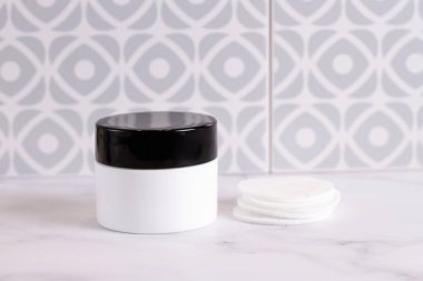 Pamuk disklerle beyaz yuvarlak kozmetik konteynır modeli, yaşam tarzı sahneleme
