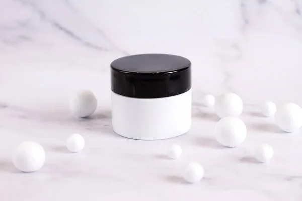 Weißes Plastikgefäß Kosmetikbehälter Attrappe — Stockfoto