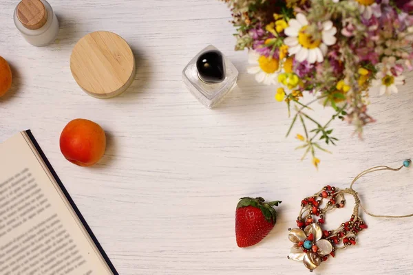 Kosmetikflaschen Bücher Blumen Und Früchte Auf Holztisch — Stockfoto