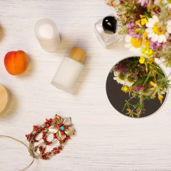 木桌上的化妆品 花和水果盒 — 图库照片