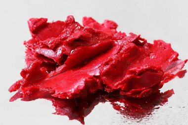 Kırmızı ruj örneği, kozmetik doku kırıntısı.