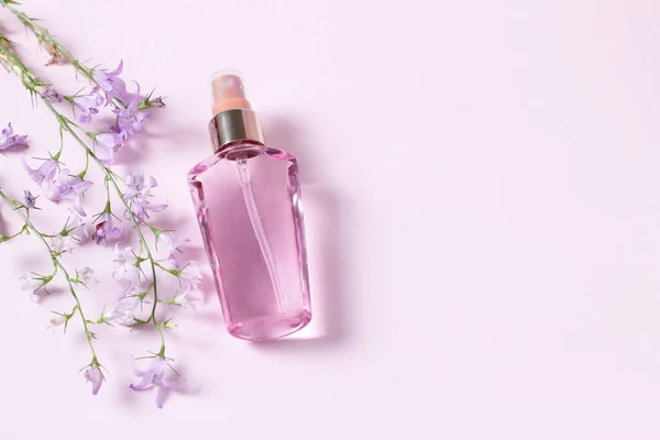 Różowa Butelka Perfum Różowym Tle Naturalne Kwiaty — Zdjęcie stockowe