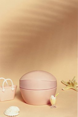 Plaj çantası ve titreşimli SPF kozmetik şişesi, stüdyo mini iğnesi, kopyalama alanı