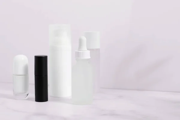 Weiße Und Schwarze Kosmetikflaschen Attrappen Auf Marmortischen Und Palmenschatten — Stockfoto