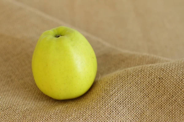 Green Raw Fresh Apple Burlap — Stockfoto
