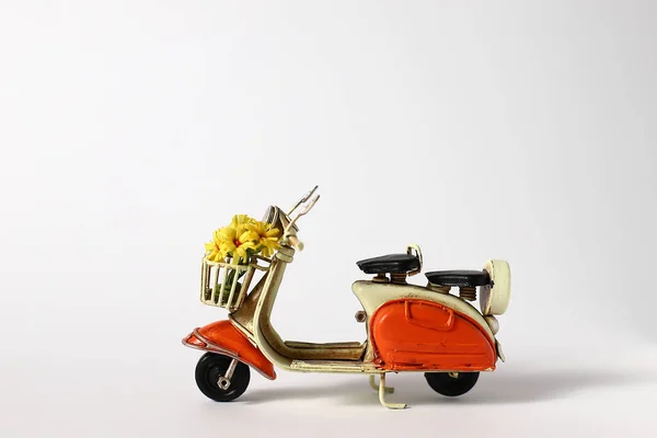 Vintage Orange Scooter Yellow Flowers Retro Orange Bike White — Stockfoto