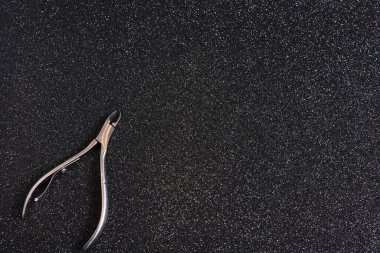 Parlak arka planda manikür pedikür seti, yeni yıl dekorasyonu.