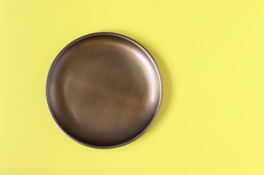 Sarı zemin üzerinde boş bakır plaka