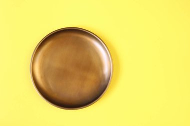 Sarı zemin üzerinde boş bakır plaka