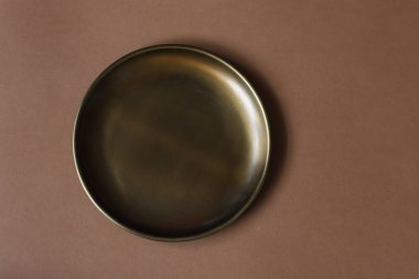 Kahverengi arkaplanda boş bakır plaka