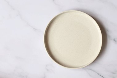 Masadaki mermer tabağı boşalt