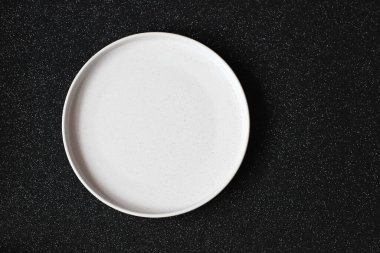 Siyah parlak arkaplandaki mermer plakayı boşalt