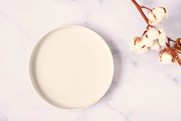 Blanker Marmorteller Mit Baumwollblume Attrappe — Stockfoto