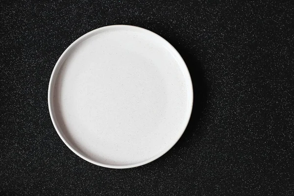 Siyah parlak arkaplandaki mermer plakayı boşalt