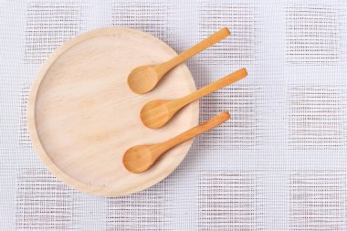 Tahta yuvarlak tabak ve kaşık modeli.