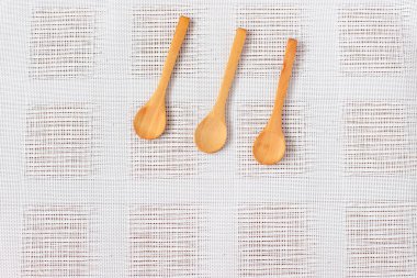 Ahşap kaşık masanın üzerinde.