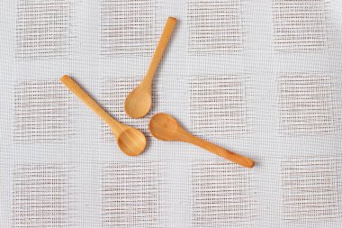 Ahşap kaşık masanın üzerinde.