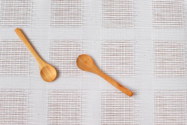 Ahşap kaşık masanın üzerinde.