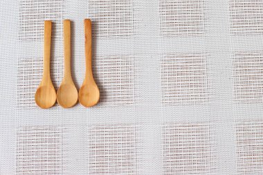 Ahşap kaşık masanın üzerinde.