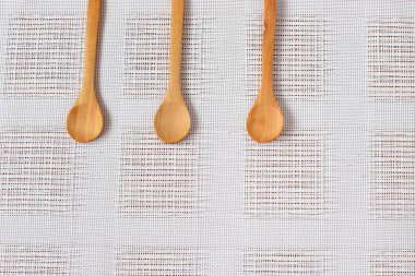 Ahşap kaşık masanın üzerinde.