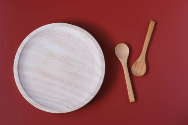 Tahta yuvarlak tabak ve kaşık modeli.