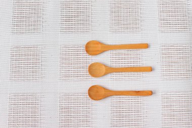 Ahşap kaşık masanın üzerinde.