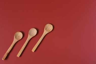 Ahşap kaşık masanın üzerinde.