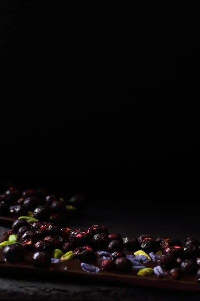 Chocolate Bar Escuro Com Frutas Secas Fundo Preto — Fotografia de Stock