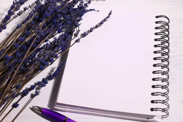 Caneta Notebook Branco Flores Lavanda Mesa — Fotografia de Stock