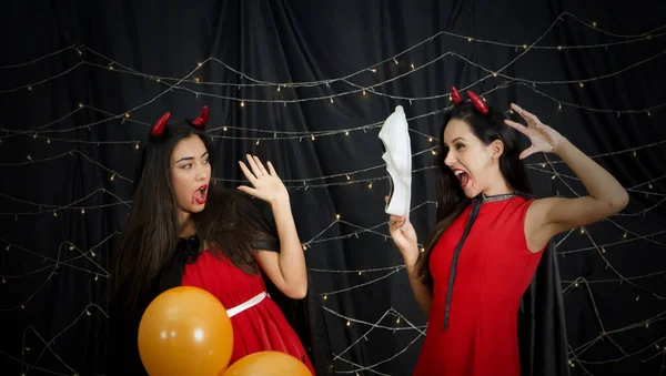 Deux Femmes Robe Rouge Manteau Noir Aiment Défoncer Les Dents — Photo