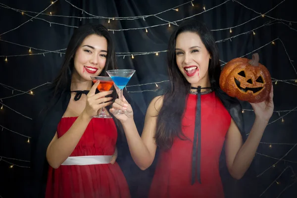 Dos Mujeres Vestido Rojo Abrigo Negro Sosteniendo Una Copa Cóctel — Foto de Stock