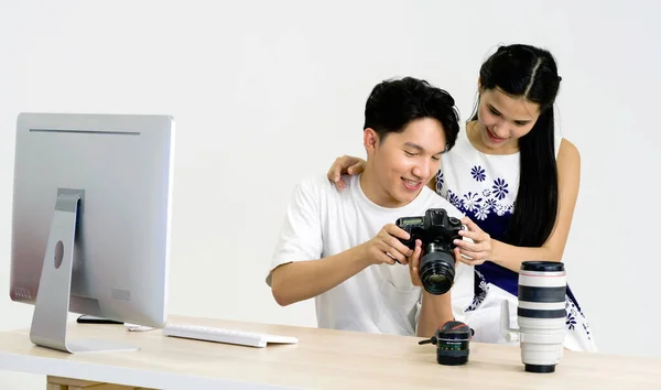 Asiatisk Fotograf Tillåter Modell Att Visa Bilder Tagna Kamerans Skärm — Stockfoto