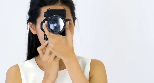 Ung Asiatisk Kvinna Vit Klänning Tittar Genom Sökaren Medan Fotograferar — Stockfoto