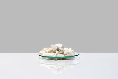 Beyaz laboratuvar masasında yakın çekim kimyasal malzeme. Kimyasal Saat Camın içindeki kalsiyum karbonat çipi. Yan Görünüm