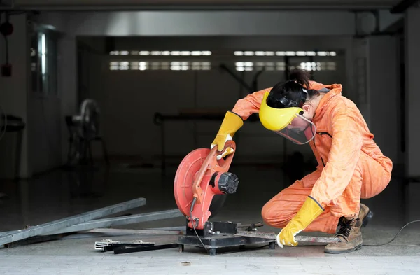 Herramienta Eléctrica Sierra Circular Mano Trabajador Siderúrgico Asiático Rectificado Metal — Foto de Stock