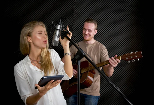 Mujer Joven Cantando Con Tableta Mano Mientras Hombre Tocaba Una — Foto de Stock