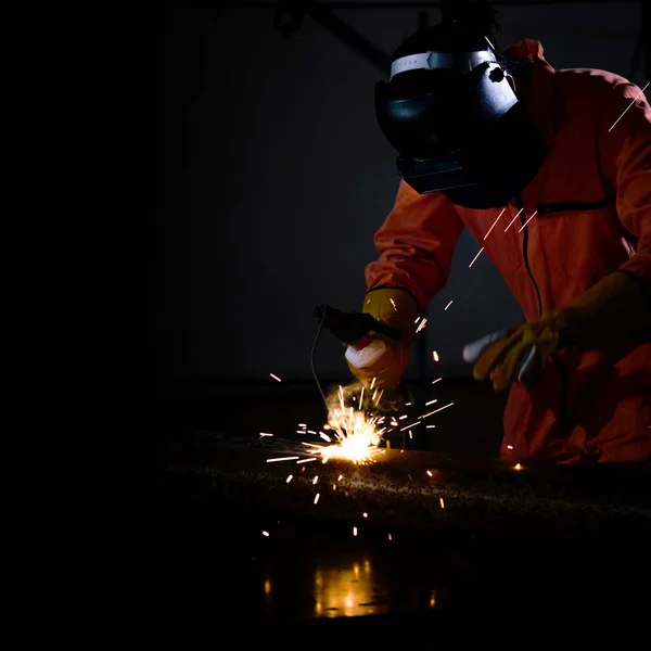 Trabajador Industria Del Metal Está Soldando Las Hojas Acero Para — Foto de Stock