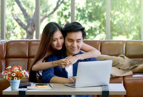 Genç aşıklar tatillerini birlikte oturma odasında geçirirler. Adam dizüstü bilgisayarın klavyesini yazarken ikisi de internet ürün bilgileriyle ilgileniyor..